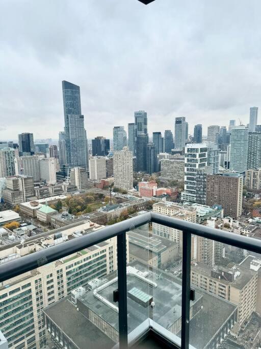 Cozy Condo Near Eatoncentre Mall Toronto Exterior foto