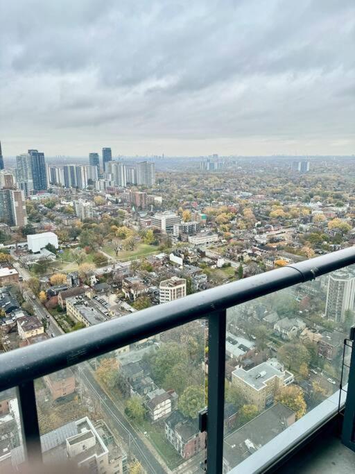 Cozy Condo Near Eatoncentre Mall Toronto Exterior foto