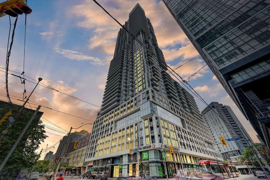 Cozy Condo Near Eatoncentre Mall Toronto Exterior foto
